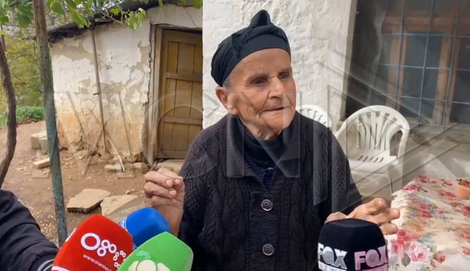 Vdiq pas dhunës nga grabitësit, shtëpia e të moshuarit me njolla gjaku, familjarët: I rrahën burrë e grua, e dinin se kishin para (VIDEO)