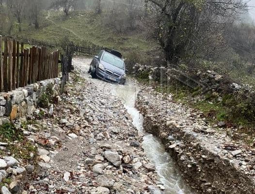 Moti i keq, disa turistë bllokohen në Theth (Foto)