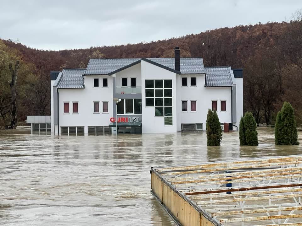 Vërshimet në Kosovë/ Situata më e rënduar në rajonin e Dukagjinit