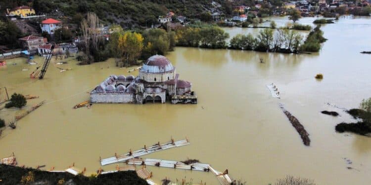 Përmbytjet, Ministria e Mbrojtjes: Përmirësohet situata në Shkodër dhe Lezhë, 4 356 hektarë nën ujë