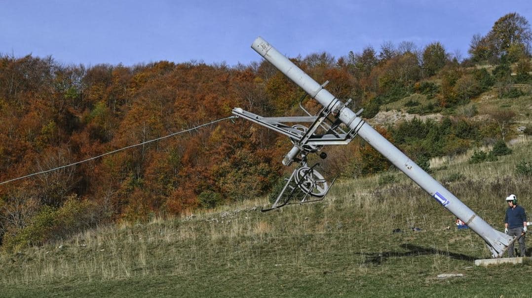 Fshati në Alpet Franceze shkatërron teleferikun e tij të skive pasi nuk ka më borë