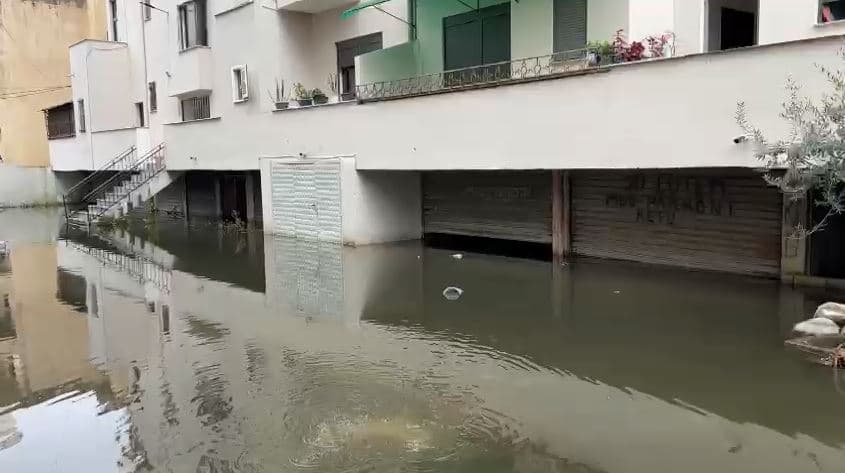  Përmbytjet në Durrës, izolohen 30 familje në zonën e plazhit (VIDEO)