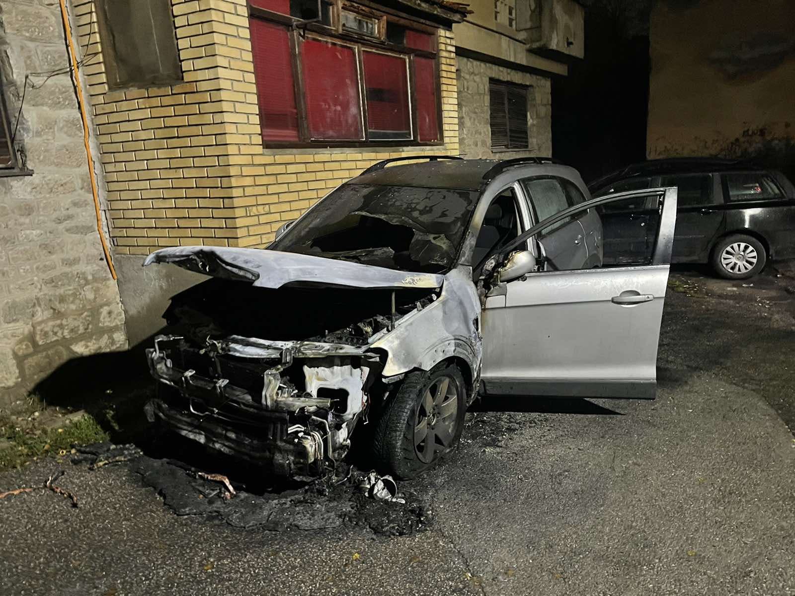Digjet një automjet me targa të Serbisë në Veri të Mitrovicës