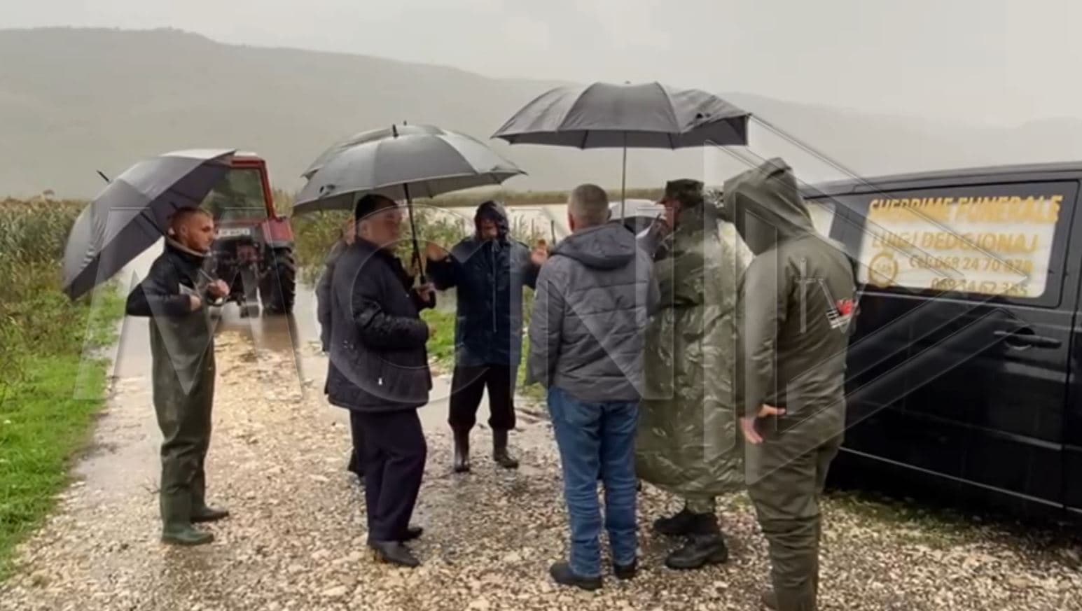 Uji 1 metër/ Banorët e Torovicës në Lezhë vështirësi për të varrosur të vdekurin, ndërhyn ushtria me mjete lundruese (VIDEO)