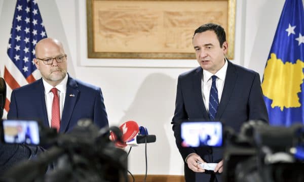 Kurti shtyn për 48 orë vendimin për targat, pranon kërkesën e SHBA