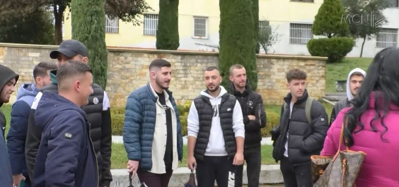 Studentët në protestë/ Restaurohen godinat e konvikteve, i nxjerrin jashtë
