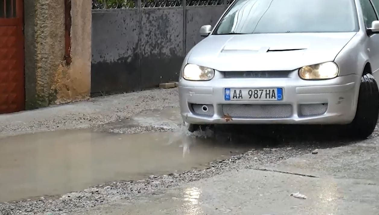 Rrugët me gropa në "Astir" (VIDEO)