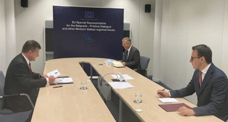     Çështja e targave/ Takim urgjent sot në Bruksel ndërmjet kryenegociatorëve Bislimi e Petkoviç