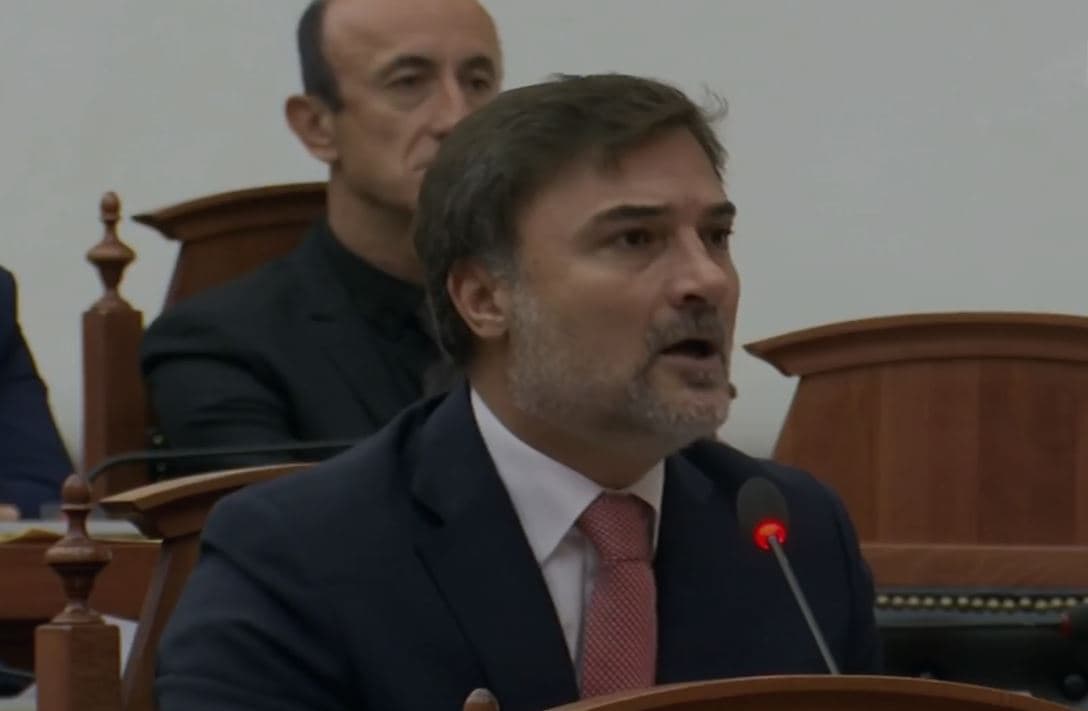 Porti i Durrësit/ Alibeaj, Nikollës: Jepu kohë deputetëve! Po kalohet në mënyrë të përshpejtuar ligji më i shtrenjtë në 30 vite