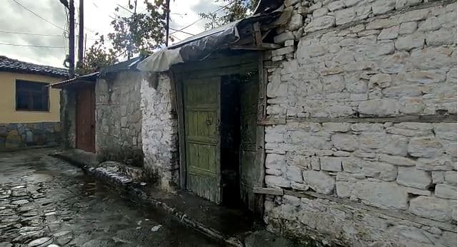 Thirrjet për ndihmë ranë në veshin e shurdhët të autoriteteve, 60-vjeçarja ndërron jetë në shtëpinë e rrënuar 