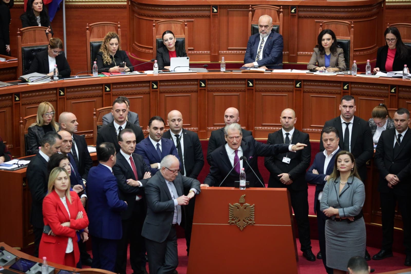 Mban bllokuar foltoren, Nikolla paralajmëron Berishën dhe ndërpret seancën (VIDEO)