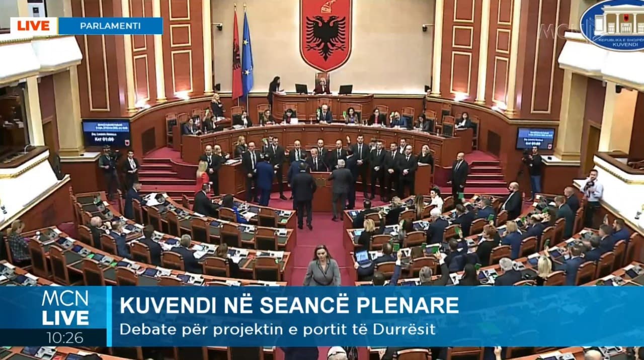 “6 orë diskutim për Portin e Durrësit”/ Tensione në Kuvend, Berisha dhe opozita bllokojnë foltoren (VIDEO)