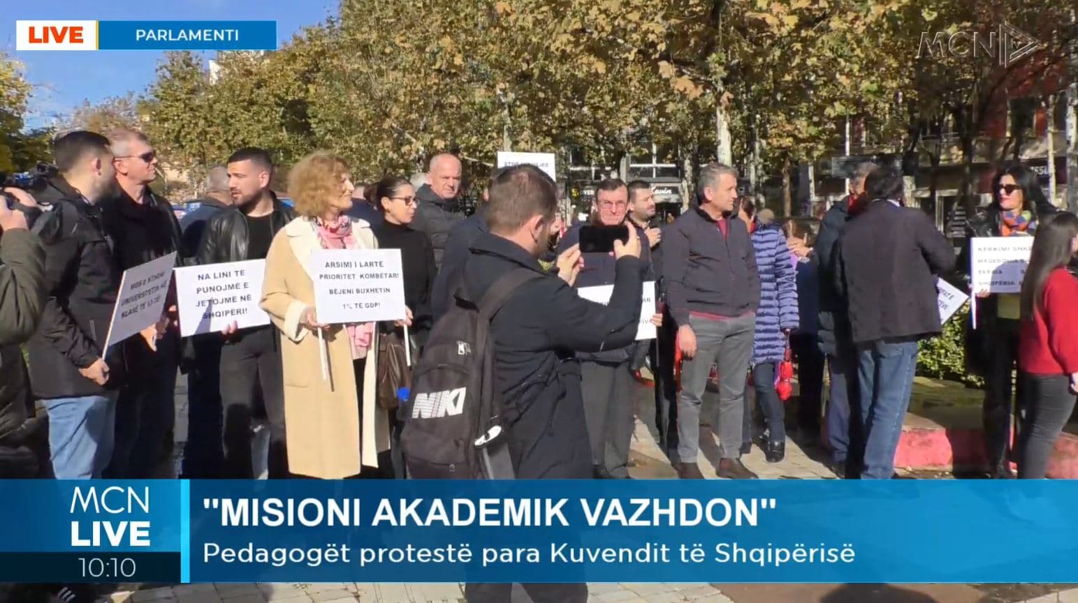 Pedagogët protestë para Parlamentit: Kërkesat tona nuk janë përfshirë në buxhet