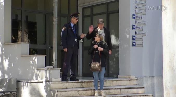 Merr urdhër mbrojtje në gjykatë në ditën kundër dhunës ndaj grave (VIDEO)