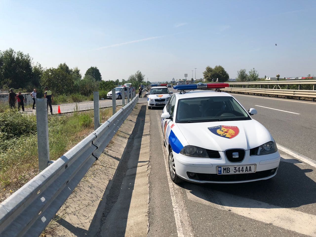 Makina përplaset me trafikndarësen në aksin Tiranë-Durrës, dy të vdekur dhe një i plagosur