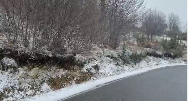 Nisin reshjet e borës në Korçë, drejtuesit këshillohen të lëvizin me goma dimërore