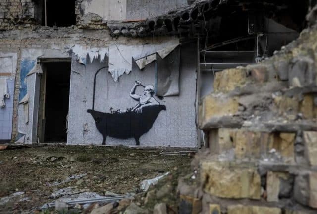 Artisti britanik gjallëron muret e Ukrainës që rrënuan bombat ruse