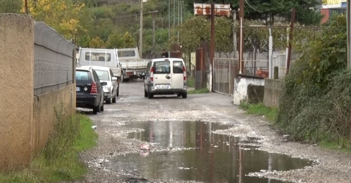 Rruga e pakalueshme  nga shiu, banorët tek ish-fabrika e letrës në Lezhë kërkojnë ndërhyrje