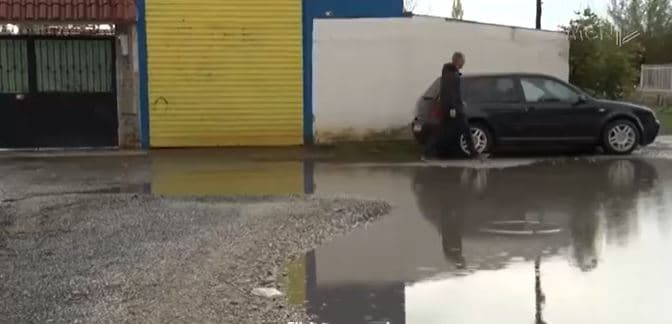 Rruga nën ujë sa herë bie shi, banorët tek ish-fabrika e letrës në Lezhë kërkojnë ndërhyrje (VIDEO)