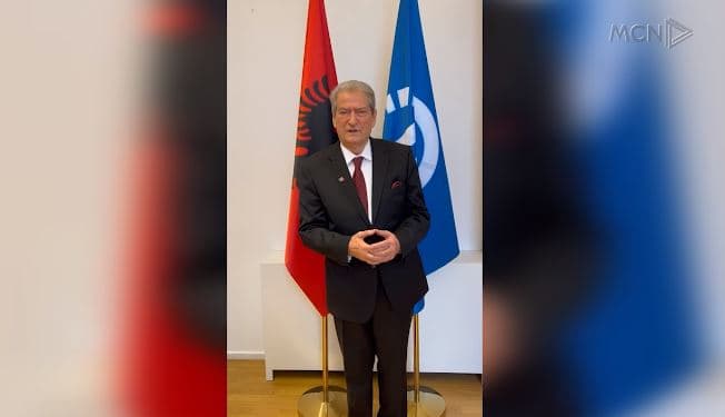 Opozita uron nga zyra festën e Flamurit (VIDEO)
