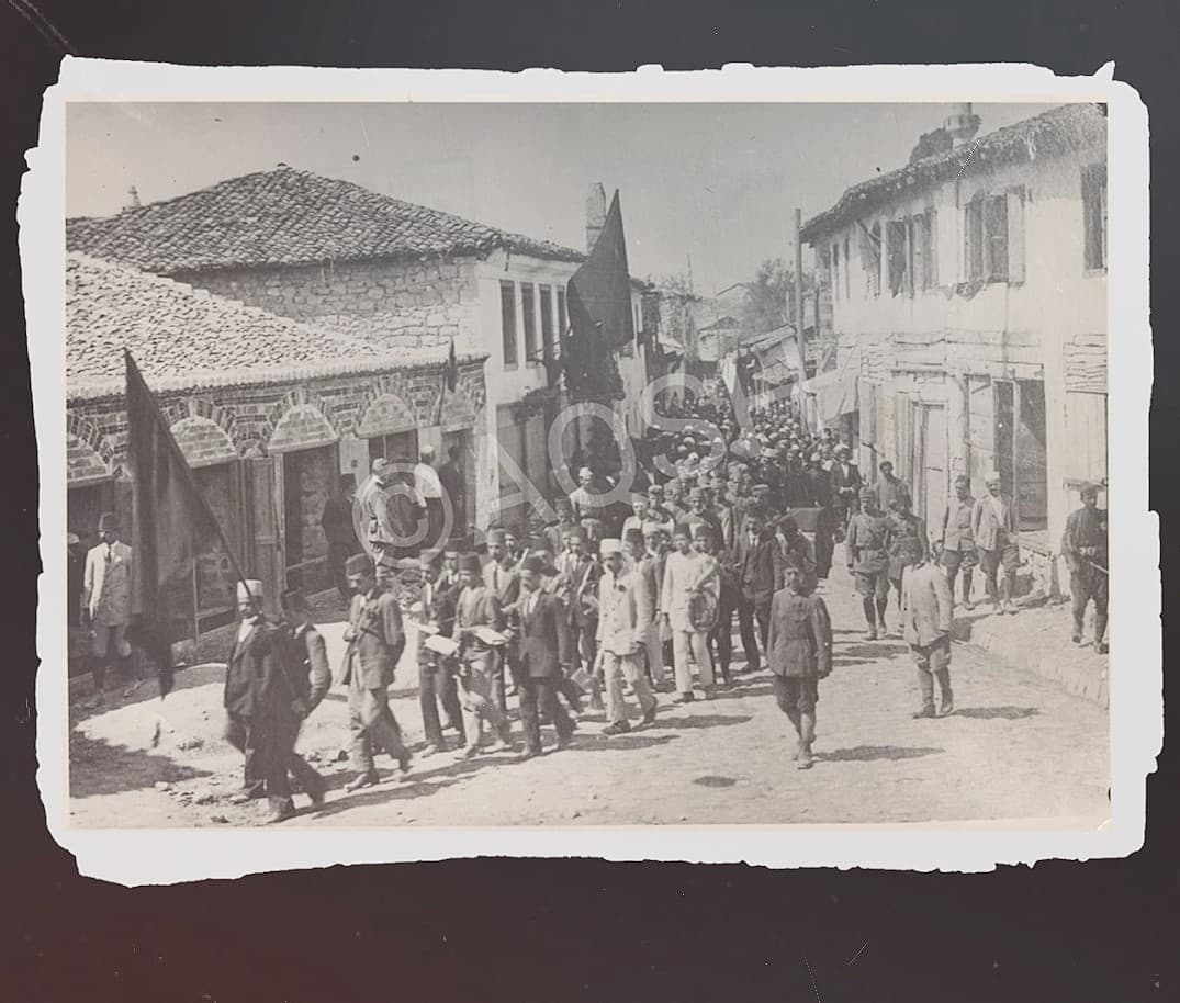 110 vjetori i Pavarësisë/ Drejtoria e Arkivave sjell foto të shkrepura nga manifestimet e zhvilluara në Vlorën e vitit 1913