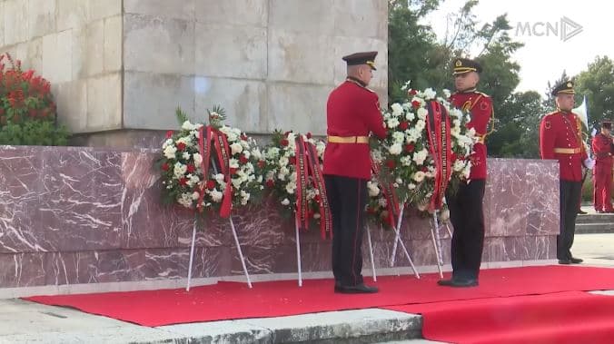 Rama “bojkoton” Ditën e Çlirimit/ Meta në homazhe, mungojnë përfaqësuesit e PD