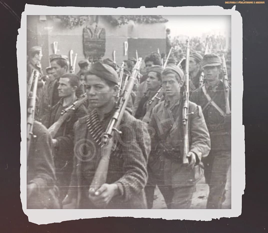 78 vjetori i çlirimit të Shqipërisë/ Arkivat postojnë foto nga parakalimi i organizuar në vitin 1944