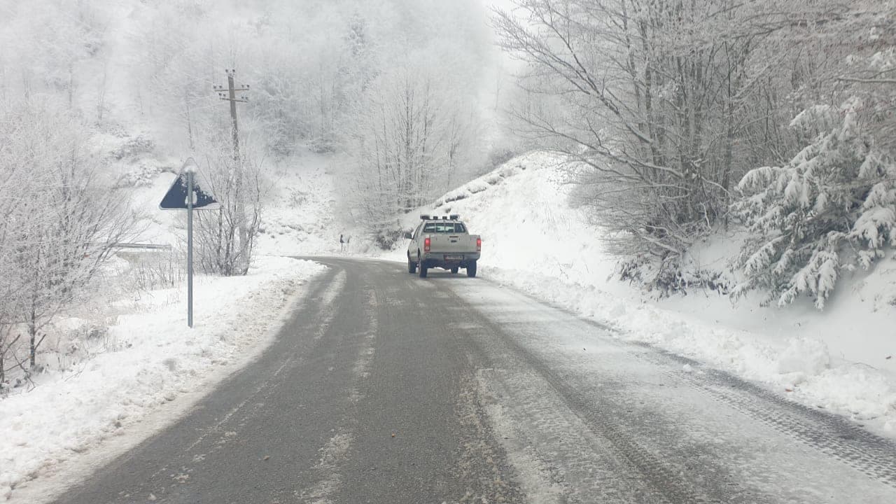 Temperaturat -1, bie dëborë në Dardhë/ ARRSH: Vendosni goma dimërore dhe zinxhirë (VIDEO)