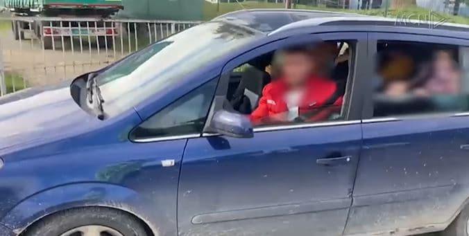 11 nxënës në një autoveturë. Gjobitet drejtuesi, transporti problem në periferi (VIDEO)
