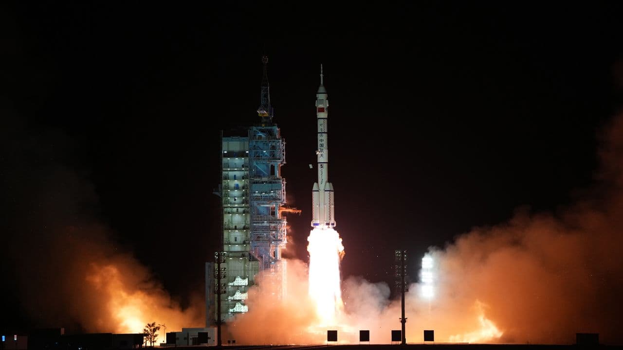 Kina dërgon tre astronautë në stacionin e ri hapësinor