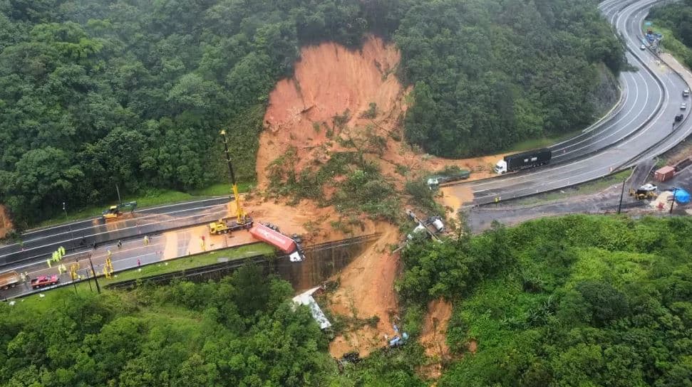 Rrëshqitje dherash në Brazil/ Dy të vdekur dhe dhjetëra të zhdukur
