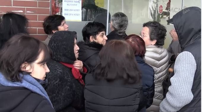 Bonusi i fundvitit, pensionistët dynden nëpër posta/ Pritje me orë të gjata dhe konflikte për radhën (VIDEO)