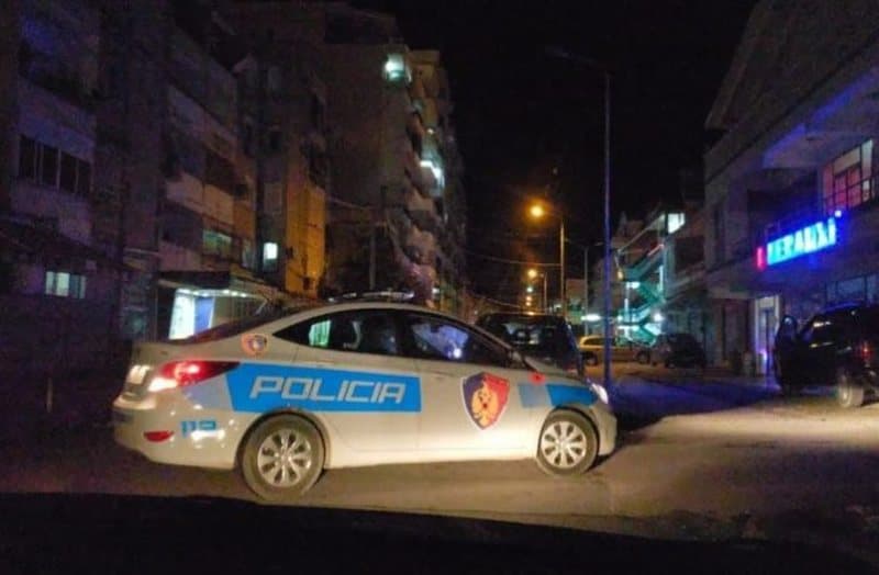 Bie nga lartësia e pallatit, humb jetën 83-vjeçari në Durrës