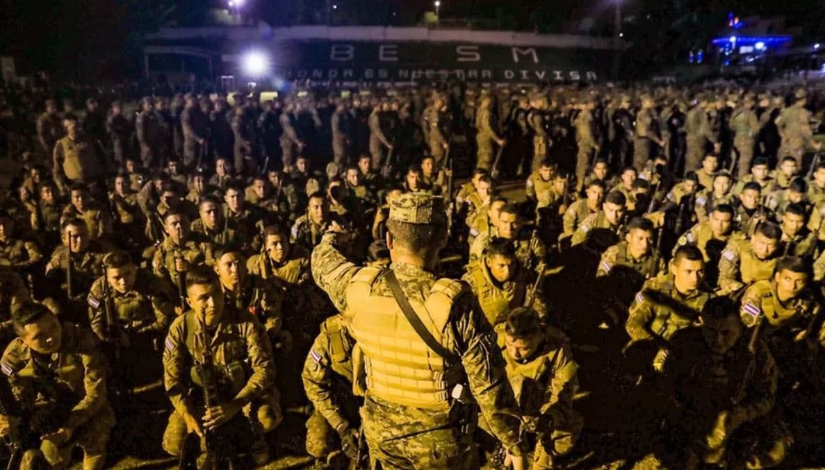 Bandat, 10 mijë trupa të forcave speciale rrethojnë qytetin në El Salvador