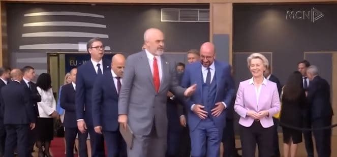 Samiti dhe protesta jashtë vijës së kuqe (VIDEO)