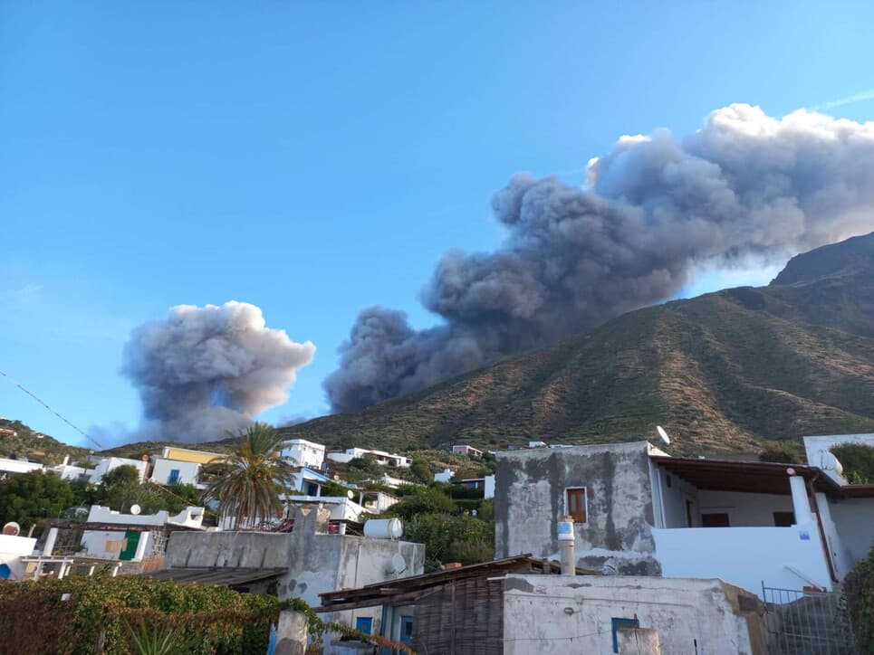 Itali, vazhdon emetimi i llavës në vullkanin Stromboli (FOTO)