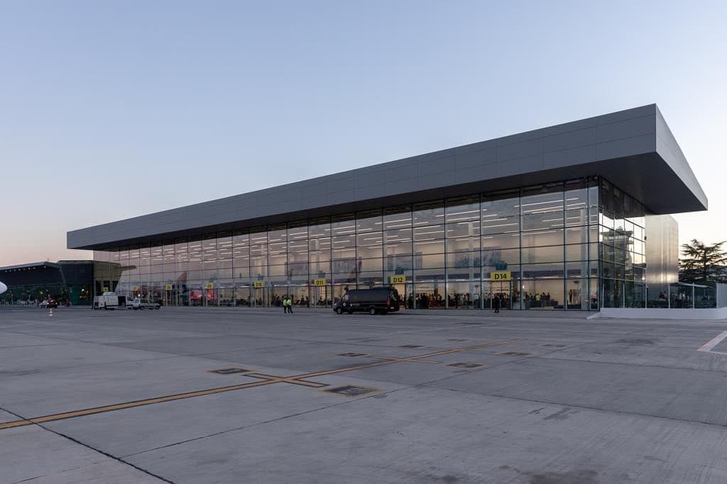 Keni planifikuar fluturime për nesër? TIA: Paraqituni 4 orë para në aeroport