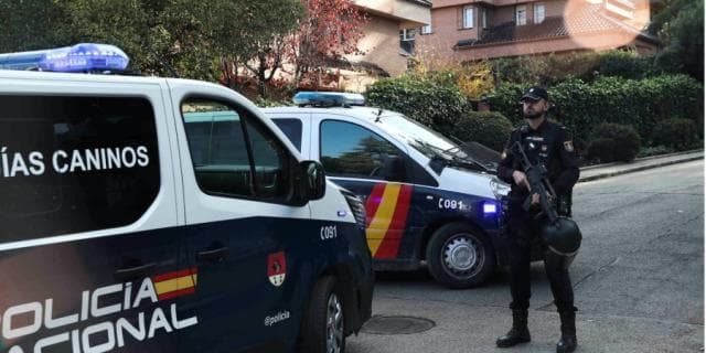 Policia spanjolle sekuestron tre zarfe me sy kafshësh drejtuar Ambasadës së Ukrainës