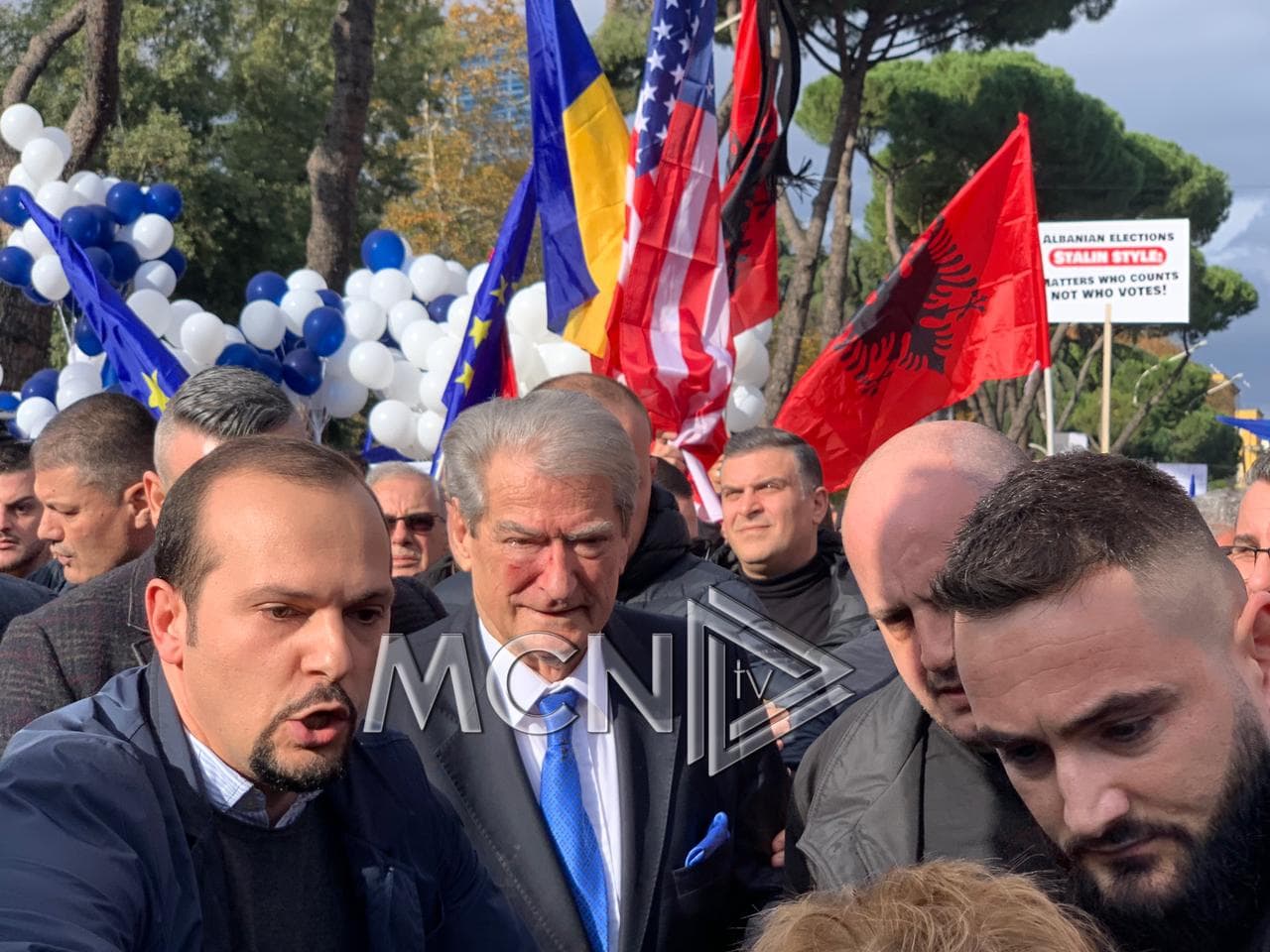 Sali Berisha sulmohet me grusht në protestë (VIDEO/ FOTO)