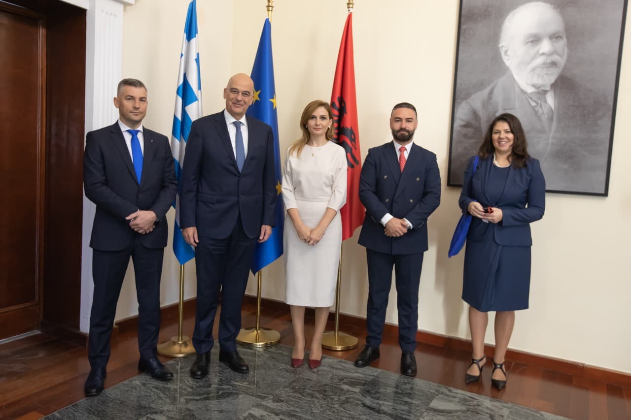 Tabaku dhe deputetët demokratë takojnë ministrin e Jashtëm grek, diskutohet për pensionet e shqiptarëve