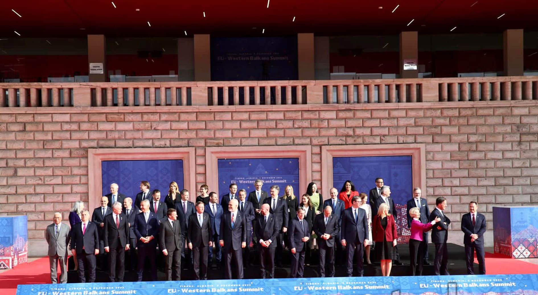 Samiti i BE/ Liderët evropianë dhe ata të Ballkanit foto zyrtare para nisjes së diskutimeve