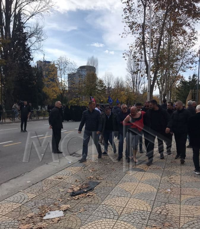 Qëlloi me grusht Berishën, policia shoqëron të riun/ Pamjet (VIDEO)