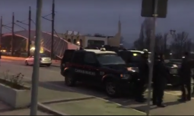 Shpërthimet në Mitrovicën e Veriut/ Policia dhe EULEX-i rrethojnë zyrën e KKZ-së