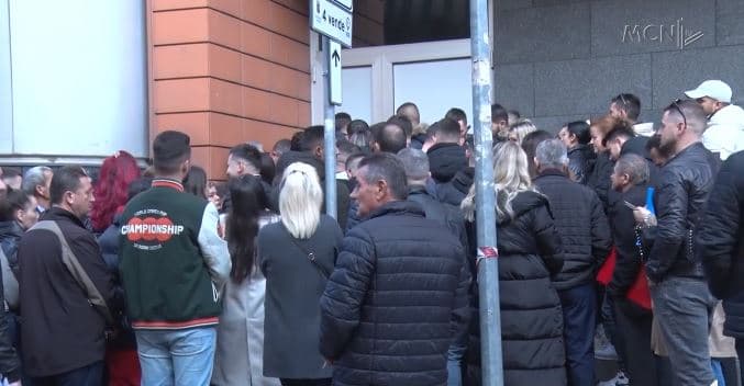 Shqiptarët tentojnë Britani me viza turistike, radhë të gjata pranë zyrëve të ambasadës 