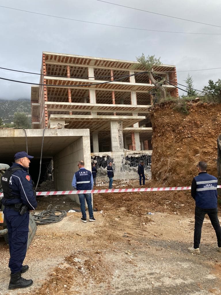 Shembet ndërtimi pa leje në Dhërmi (VIDEO)