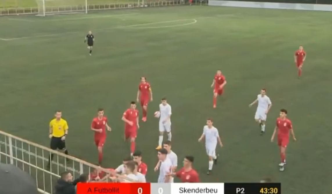 Sherri në ndeshjen e moshave, tifozët futen në fushë dhe godasin lojtarët e Skënderbeut (VIDEO)
