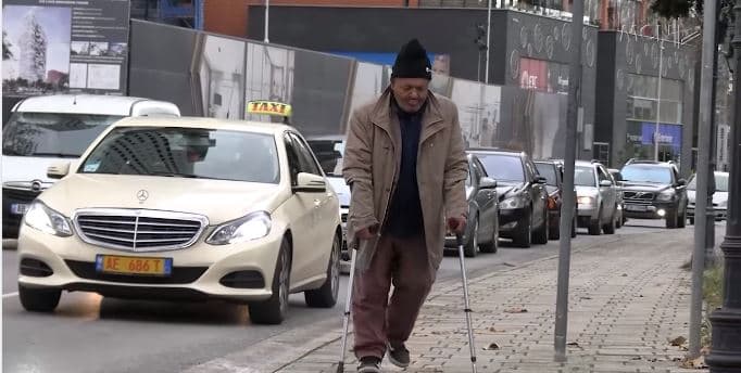 Të lypësh për të mbijetuar, 71 vjeçari: Nuk më mjafton 7 mijë lekë pension (VIDEO))