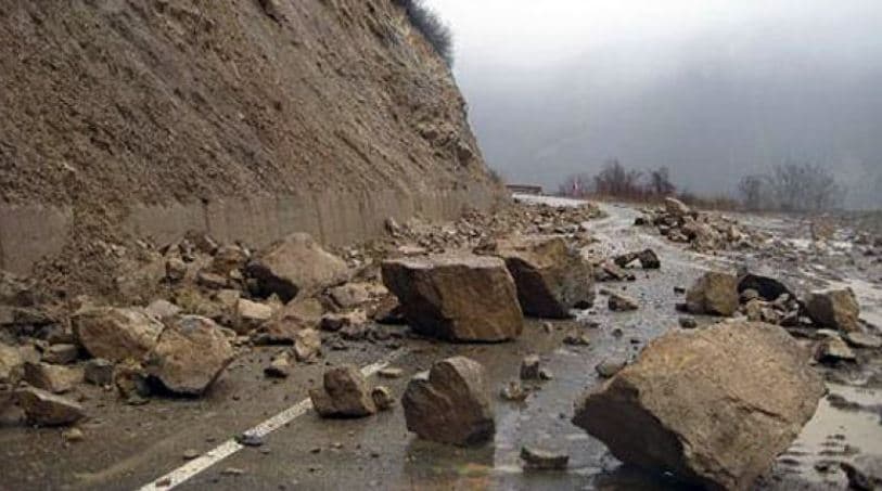 Rrëshqitje gurësh në Rrugën e Kombit, hidrovorët në pika kritike, fryhet Drini 