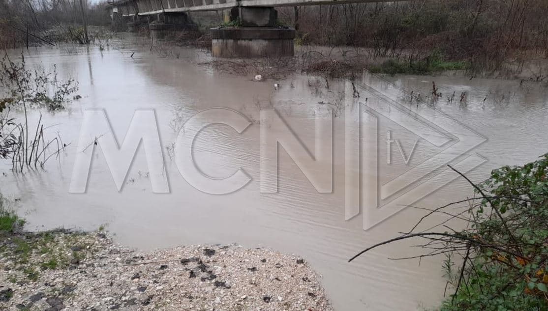 Rrezik për dy banesa në Krujë, lumi Gjolë afër pikës kritike