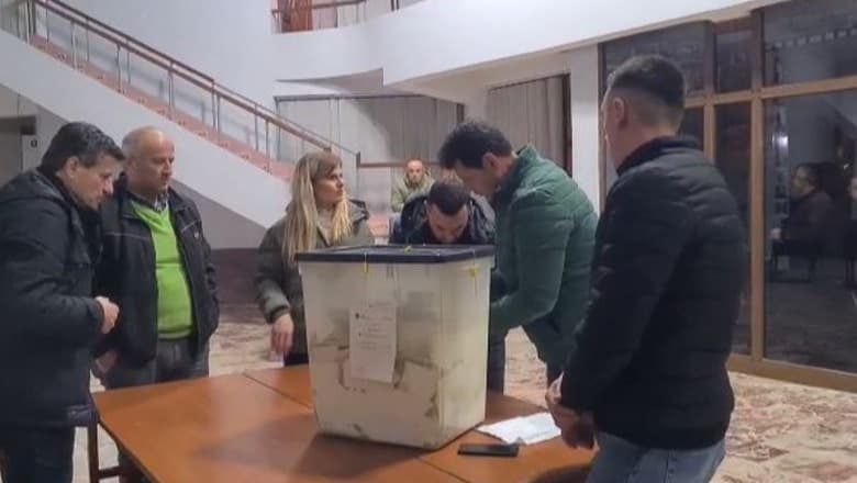 Primaret/ Skënder Gjuci merr fitoren në Mat. Nis numërimi në Fier, Mirditë dhe Dibër